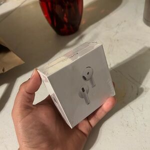 Apple AirPods 4 ANC in White